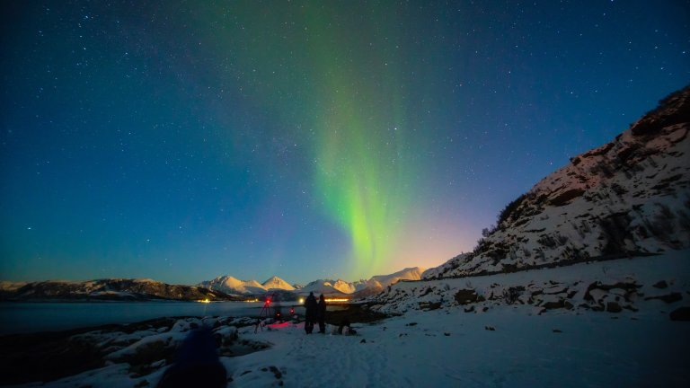 To personer ser på nordlys i Tromso, Norge